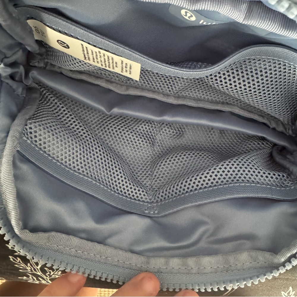 NWOT Lululemon Everywhere Belt Bag - Picture 4 of 8
